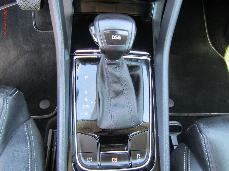 Škoda Karoq (2019) 1.6 TDi, Style, DSG, kůže - fotka 19 z 23