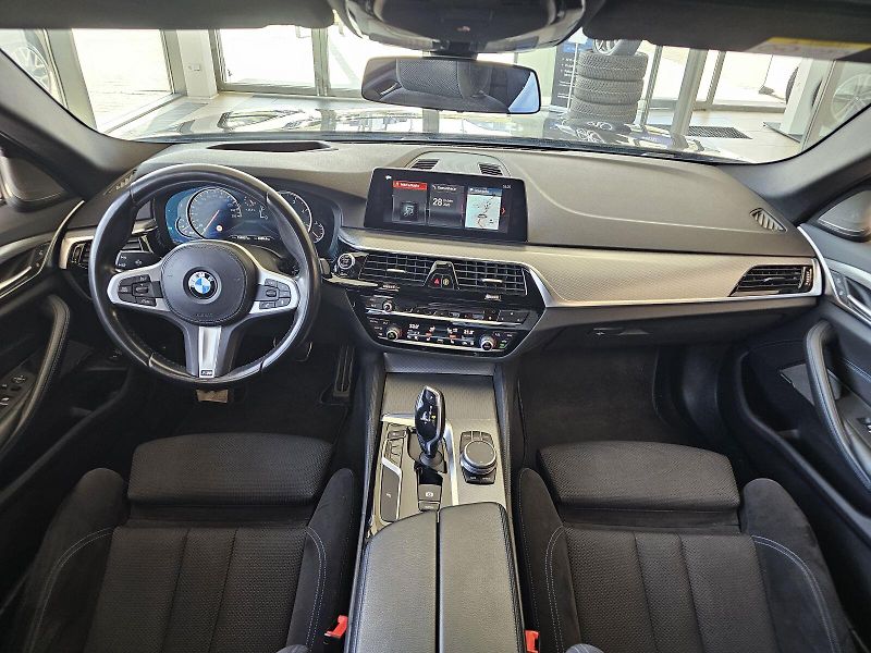 BMW Řada 5 540d xDrive - fotka 17 z 26