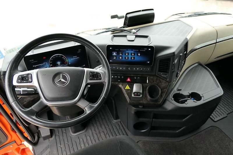 Mercedes-Benz Actros (2022) 2553 6x2 JNK EURO 6 - fotka 13 z 15