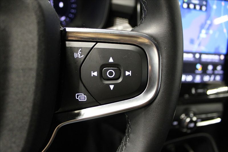 Volvo XC40 2,0 B4 Black REZERVOVÁNO - fotka 15 z 24