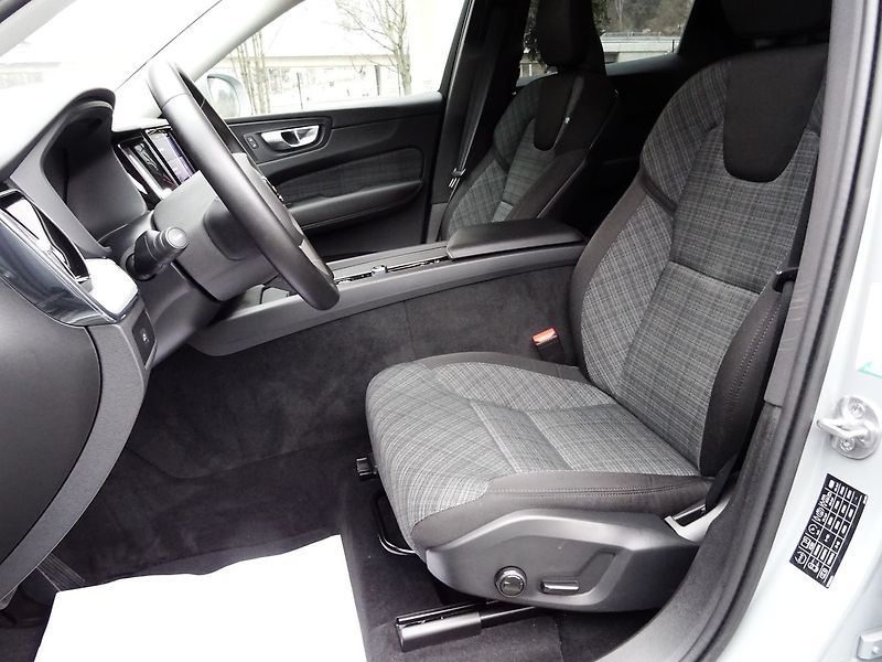 Volvo XC60 B4 145kW AWD LED Rezervováno - fotka 22 z 33