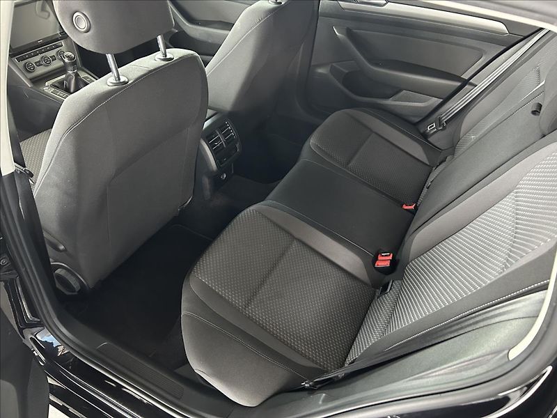 Volkswagen Passat 2,0   TDI 110kW,1.MAJ,SERVISKA - fotka 21 z 24