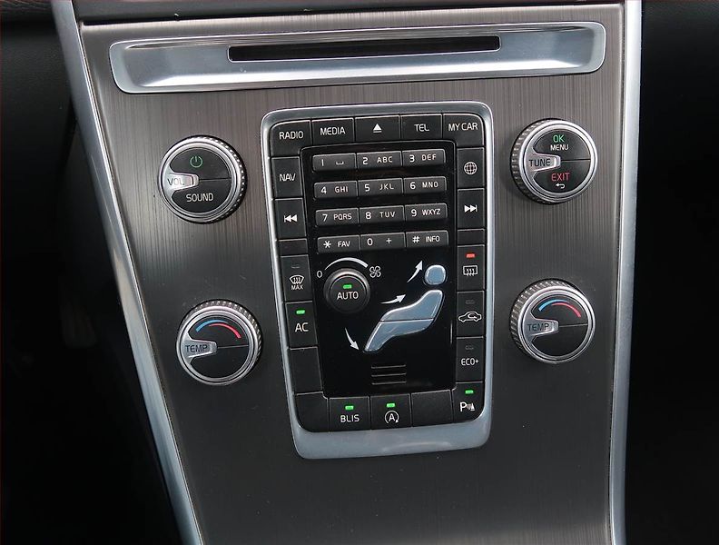 Volvo XC60 (2014) D4, Automat, Serv.kniha, Kůže - fotka 17 z 24