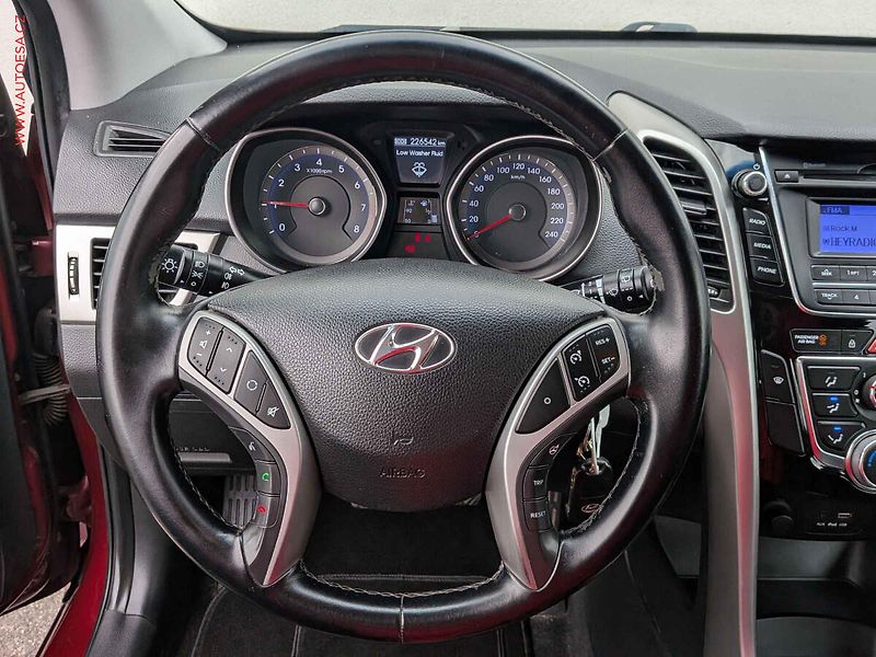 Hyundai i30 (2015) 1.6 GDi, ČR, AC, temp - fotka 13 z 14