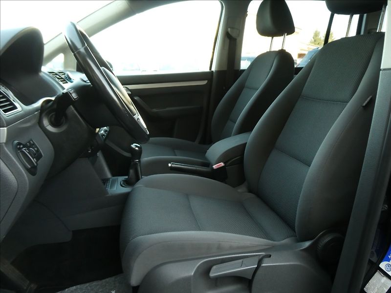 Volkswagen Touran 1,6 TDi 77kW 7.MÍST,navigace - fotka 16 z 43