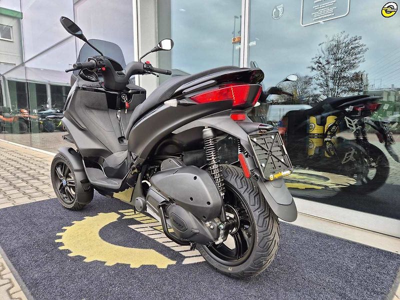 Piaggio MP3 300 (2024) Deep Black - fotka 6 z 20