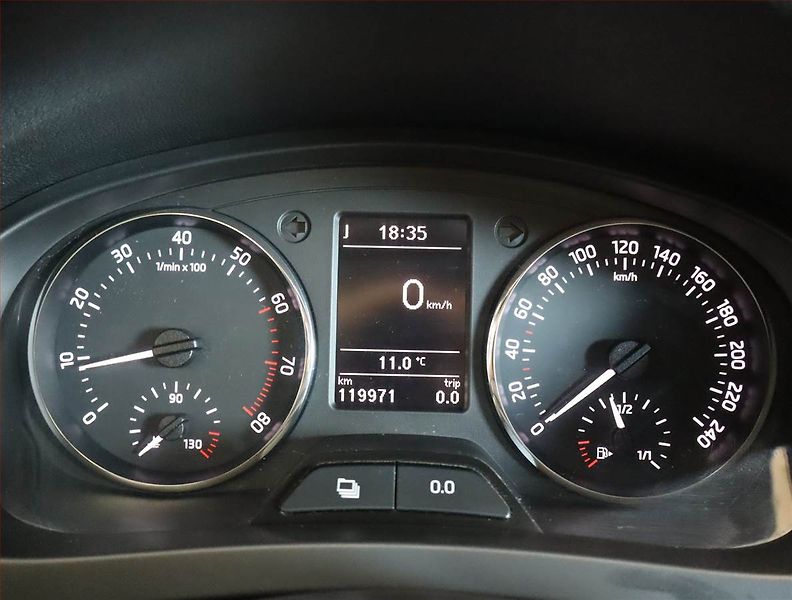 Škoda Rapid (2015) Spaceback 1.2 TSI, Tempomat - fotka 11 z 22