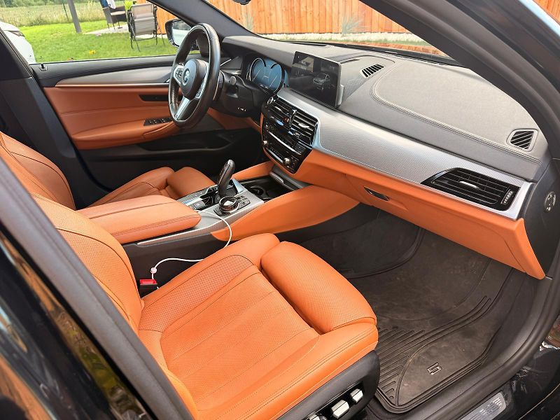 BMW Řada 5 (2017) BMW M550i xDrive/nový motor - fotka 13 z 19
