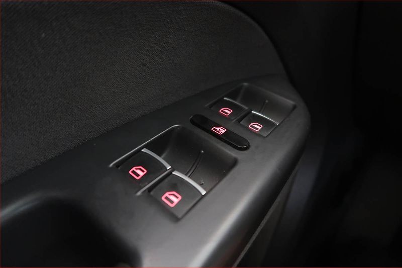 Volkswagen Touran (2013) 1.6 TDI, Automat, 7 míst, Navi - fotka 16 z 20