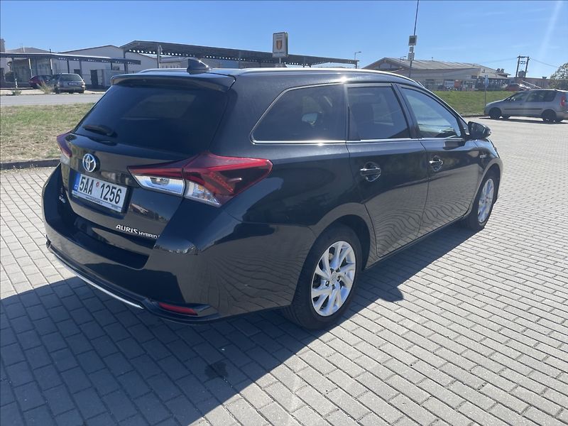 Toyota Auris 1,8 E-CVT Hybrid CZauto 1maj D - fotka 35 z 37