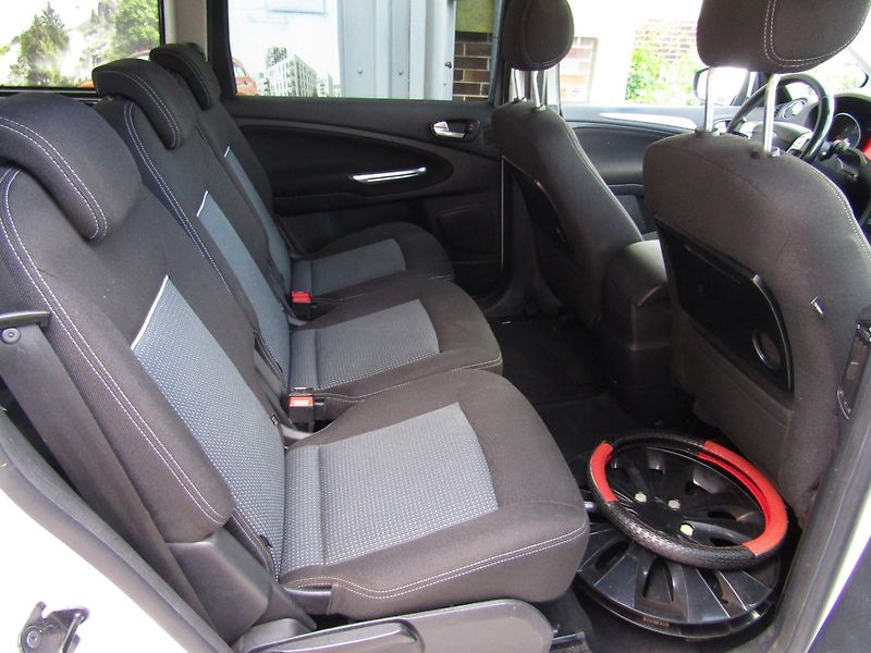 Ford Galaxy (2013) 1.6 TDCi  ZIMNÍ + LETNÍ PNEU - fotka 24 z 34