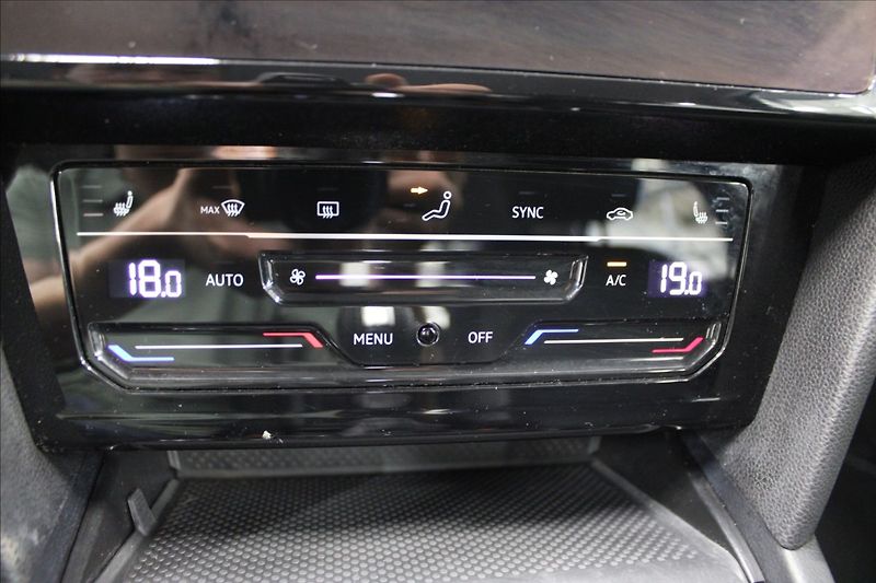 Volkswagen Passat 2,0 TDI DSG ELEGANCE 1.MAJ. CZ - fotka 26 z 37