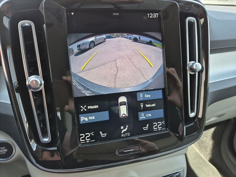 Volvo XC40 2,0 B4 AWD AT - fotka 16 z 19