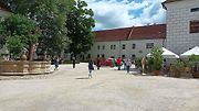 Na zámku Třeboň byla k vidění svatba i historické vozy.