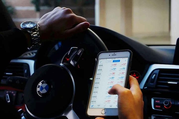 Mobil za volant vozidla stále nepatří.
