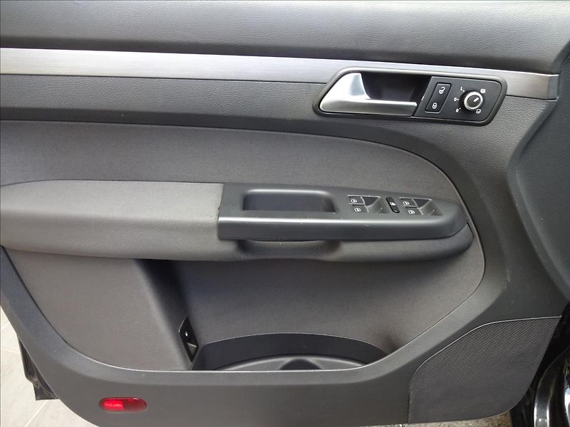 Volkswagen Touran 2,0 TDI 103kW 7.MÍST - fotka 18 z 55
