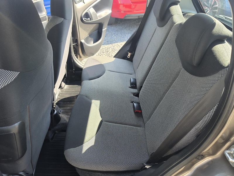 Toyota Aygo 1.0 i Navigace  Vyhřev sedadel - fotka 8 z 15