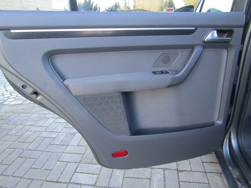 Volkswagen Touran (2011) 1.6 TDI 77kW  ROZVODY - fotka 21 z 47