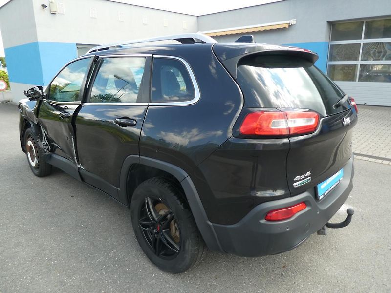 Jeep Cherokee 2.0 L MJD 140 k Longitude 4WD - fotka 4 z 14