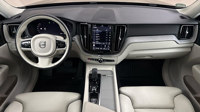 Volvo XC60 2.0 B4 AUT AWD Plus Dark - fotka 8 z 28