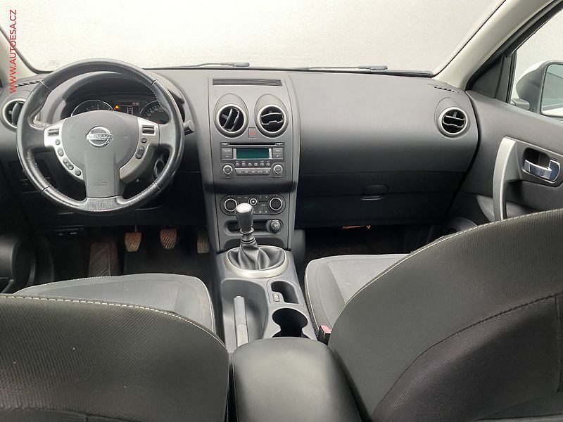 Nissan Qashqai (2012) 1.6dCi, Acenta, panor - fotka 8 z 16