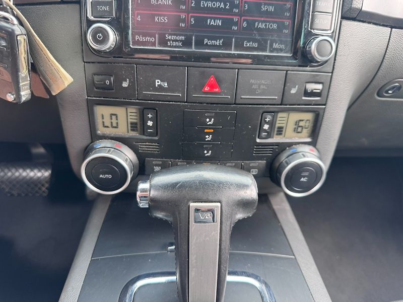 Volkswagen Touareg (2010) 4X4 3,0 TDI V6 176 KW - fotka 30 z 47