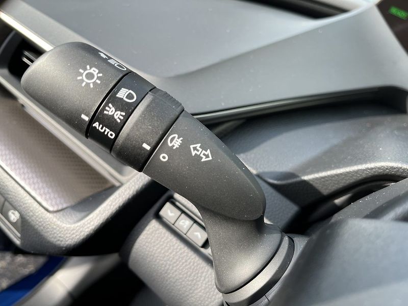 Toyota Prius 2.0L PHEV Executive - fotka 18 z 31