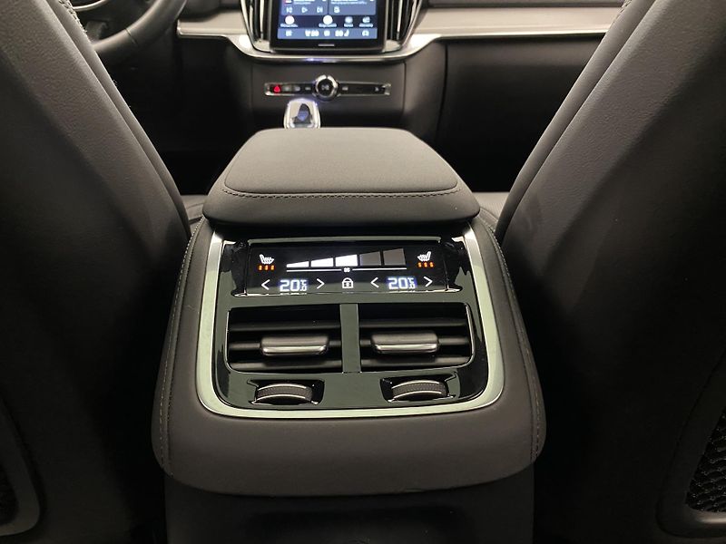 Volvo XC90 T8 RECHARGE BLACK EDITION 7m - fotka 34 z 72