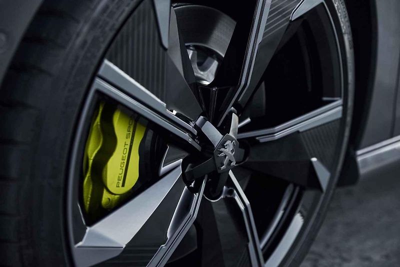 Peugeot 208 při premiéře v Ženevě ukázal naráz běžnou i elektrickou verzi