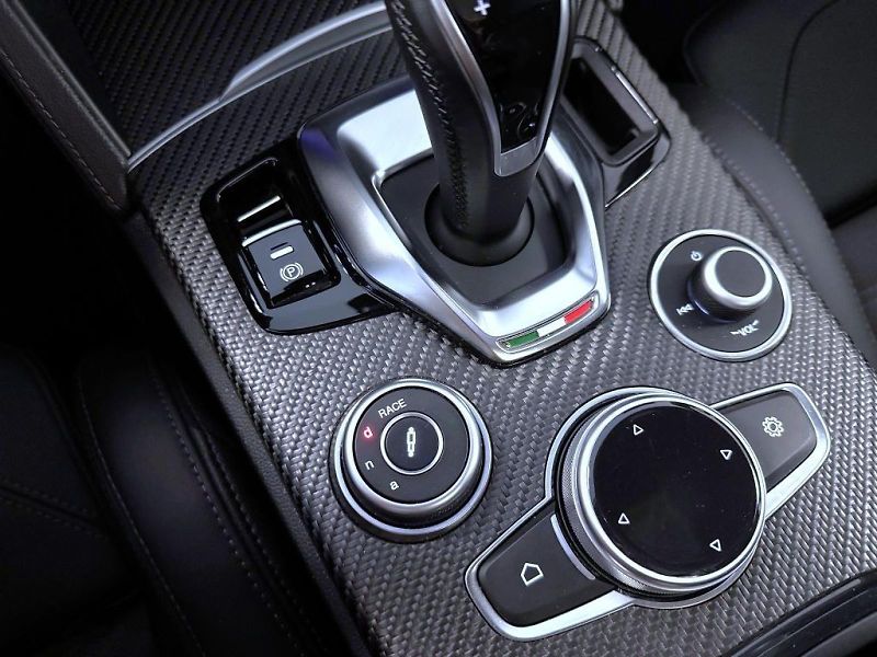 Alfa Romeo Stelvio (2025) 2.9 V6 BiTurbo 520k QV Carbon - fotka 21 z 28