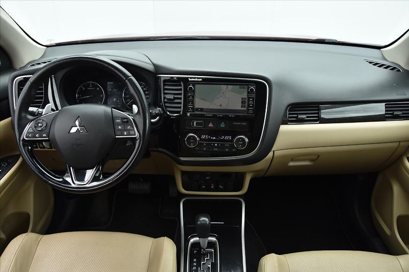 Mitsubishi Outlander 2.2 DI-D 4WD A/T 7-MÍST ČR - fotka 17 z 33