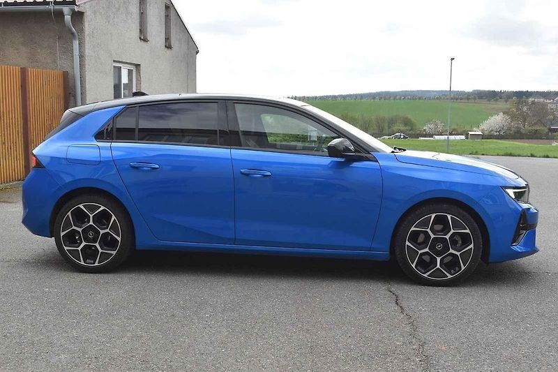 Opel Astra je dobře připraven pro dlouhé přesuny i na horších vozovkách.