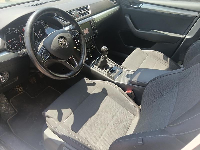 Škoda Superb 2,0 TDi  Ambition - fotka 18 z 23