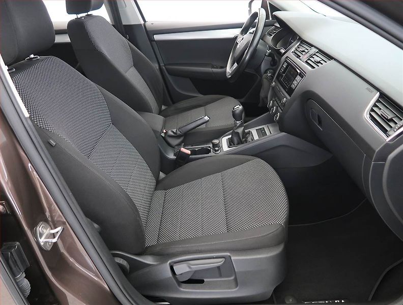 Škoda Octavia (2015) 1.6 TDI, Tempomat - fotka 9 z 18