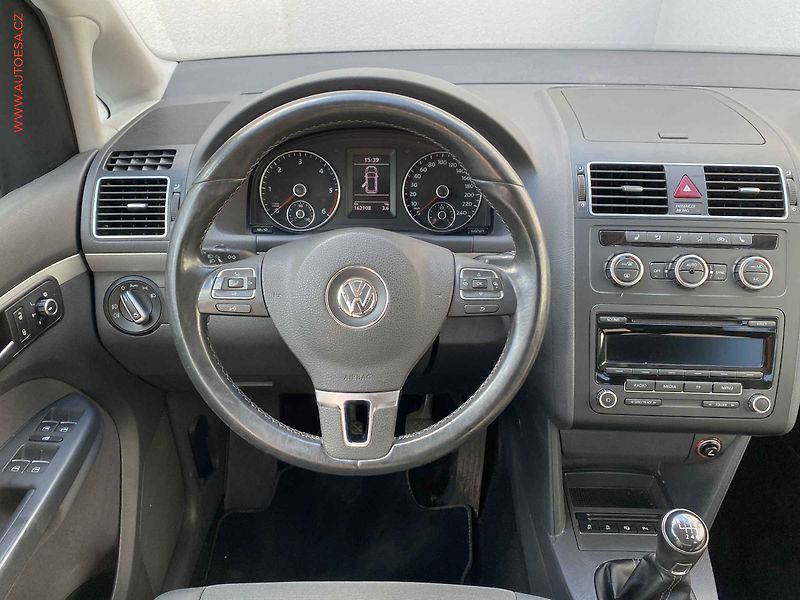 Volkswagen Touran (2013) 2.0 TDi, Life, TZ - fotka 11 z 15