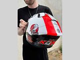 Český jezdec motocyklové třídy supersportů Oliver König a jeho helma pro závod v Mostě.
