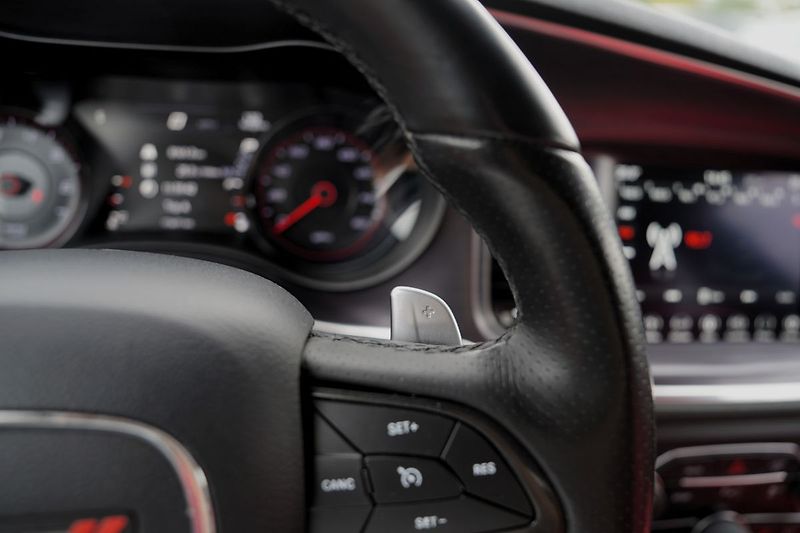 Dodge Charger 5.7 V8 Hemi R/T, kůže/AT/375 P - fotka 43 z 44