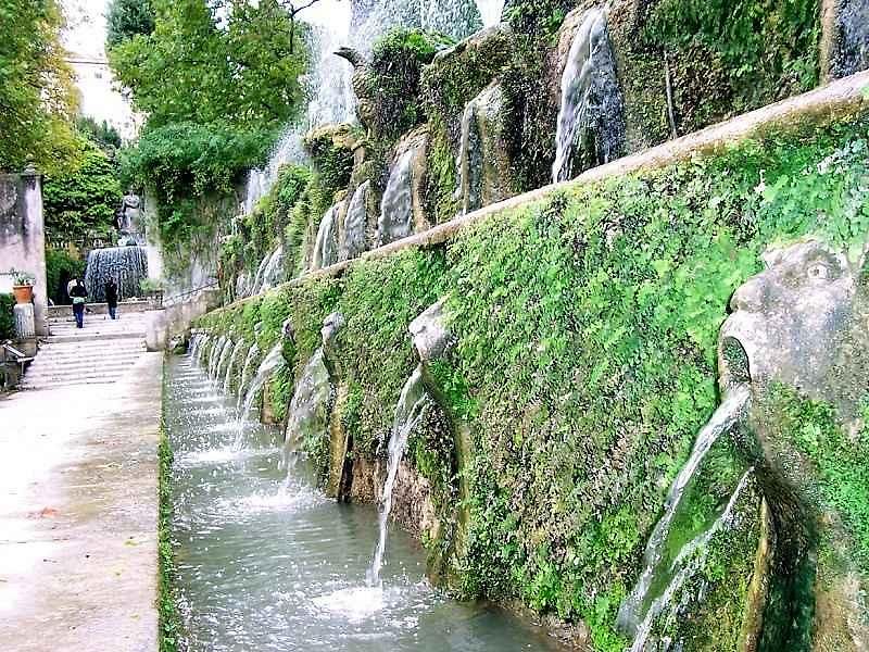 Přímo pod Varhaní fontánou se nachází fontána Neptunova.