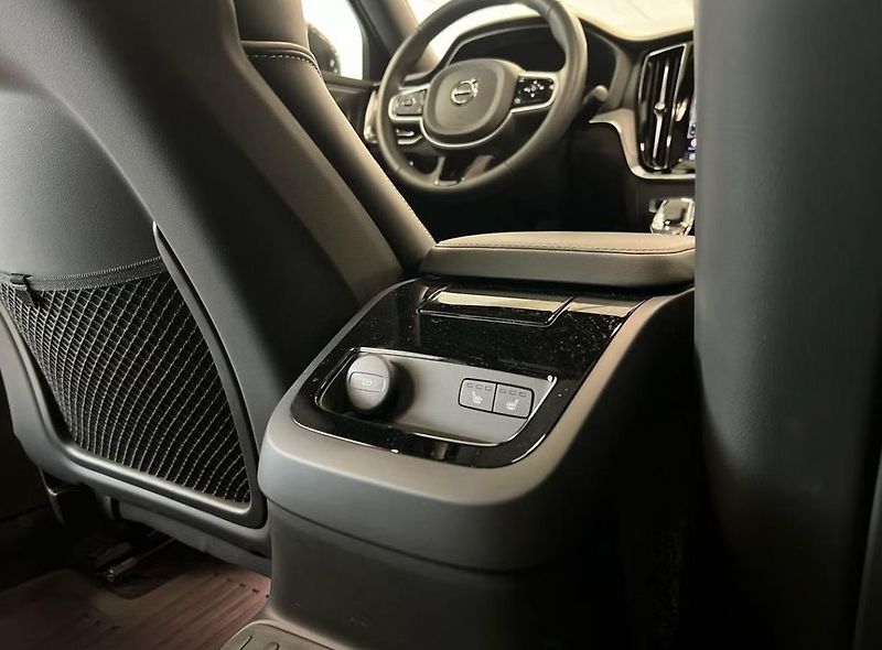 Volvo S60 Recharge T6 AWD 360k Taž Pano - fotka 23 z 26