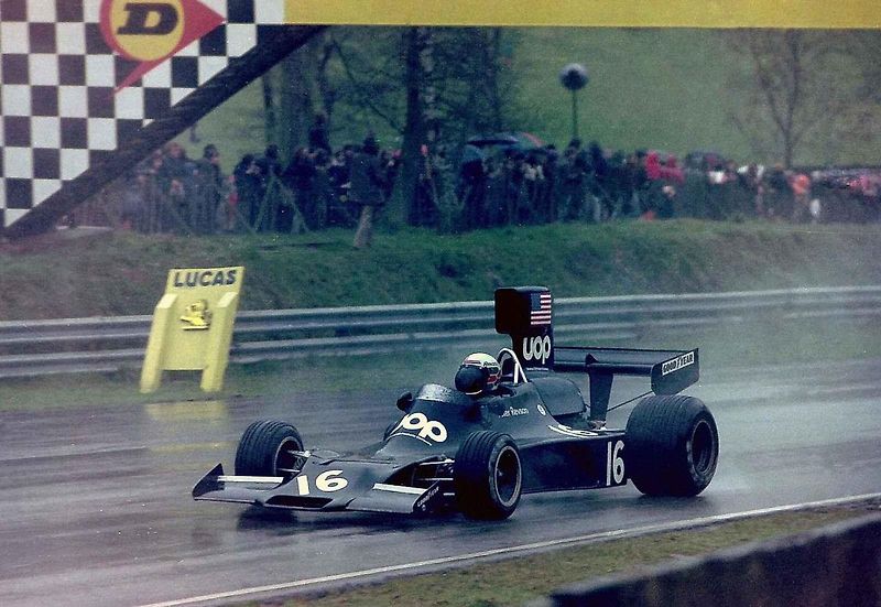 Americký jezdec F1 Peter Revson v konpitu při závodu v Nüburgringu 1973. Před padesáti lety se mu stala osudnou havárie při testech v Jižní Africe.