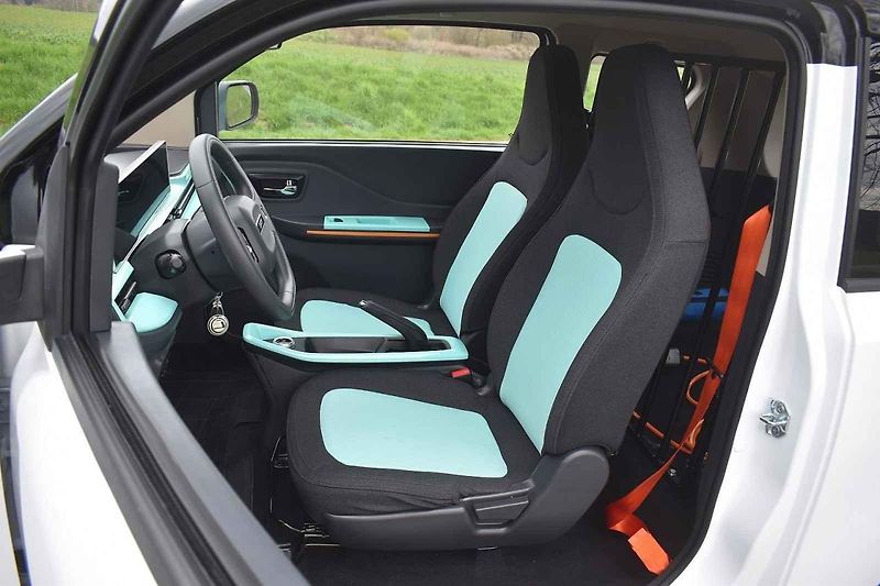 Na venkovských silnicích elektrický Pony stačí tempu okolního provozu