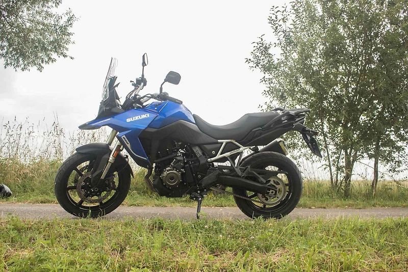 Na V-Strom může bez potíží usednout i jezdec menší postavy.