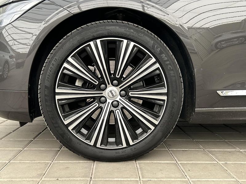 Volvo S90 2.0 B5 4x4 PLUS - fotka 9 z 31