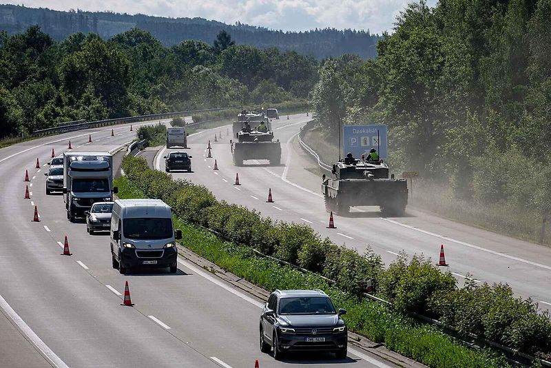 První armádní výcvik přesunu tanků Leopard 2A4 na dálnici D35.