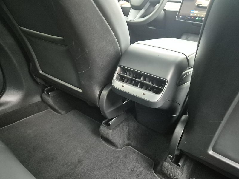 Tesla Model Y LONG RANGE DUAL MOTOR TZ 91 % - fotka 44 z 50