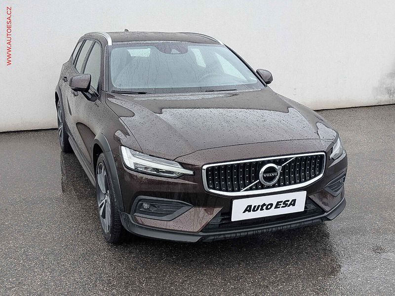 Volvo V60 (2019) 2.0D 4x4, Cross Country, AT - fotografie inzerátu