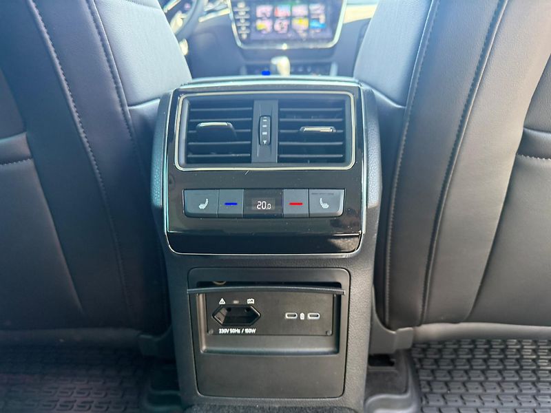 Škoda Superb L&K 2.0 TSI 140kw DSG Combi - fotka 23 z 27