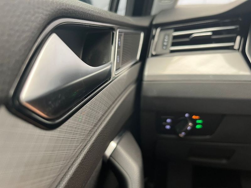 Volkswagen Passat 2.0 TDi LED SVĚTLA, rezervace - fotka 84 z 96
