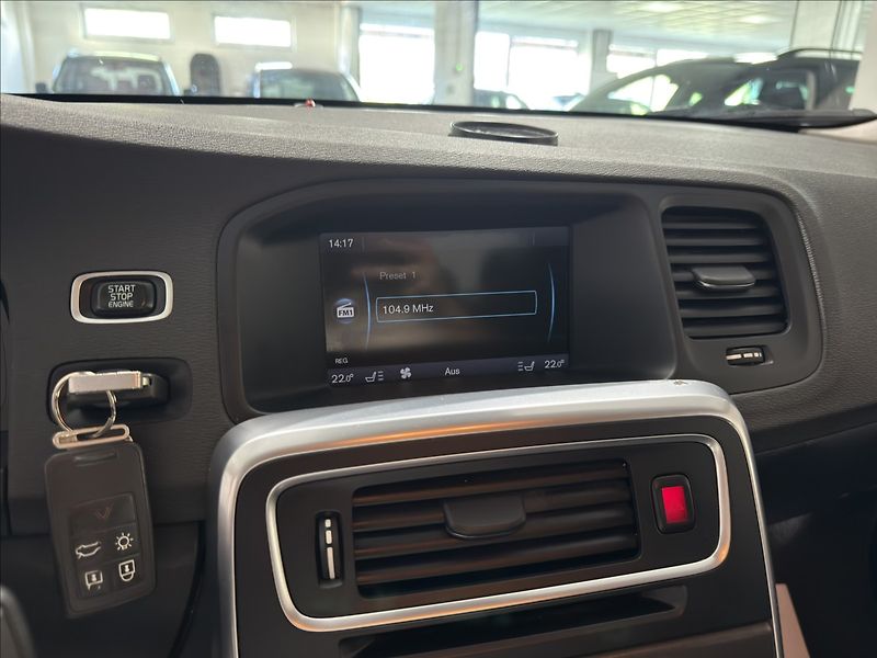 Volvo S60 1,6   T3 SUMMUM XENON BLIS - fotka 15 z 33