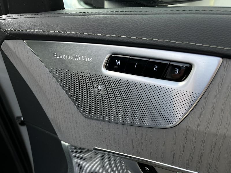 Volvo XC90 T8 AWD ULT B&W VENT VZDUCH 7M* - fotka 13 z 55